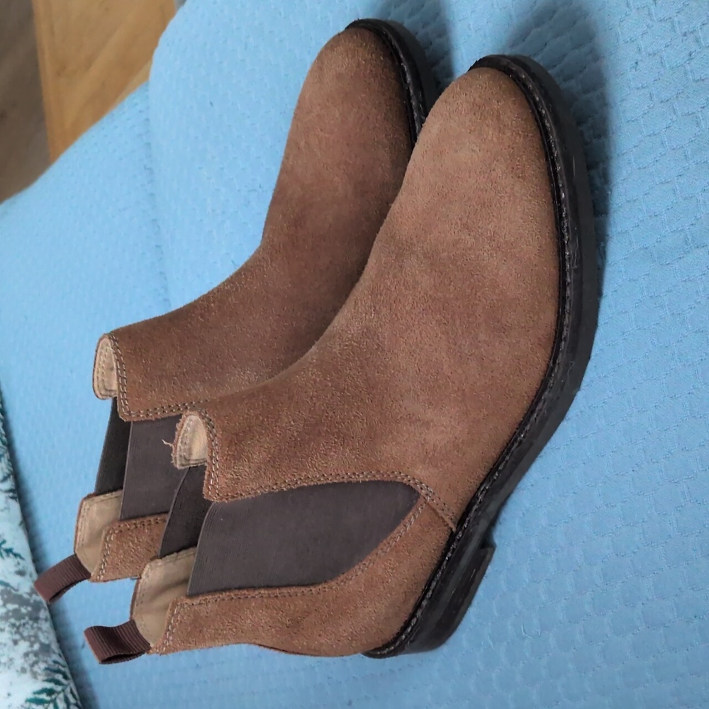 Clarks Clarkdale Easy Chelsea boots in a timeless tan Brown suede Size 8